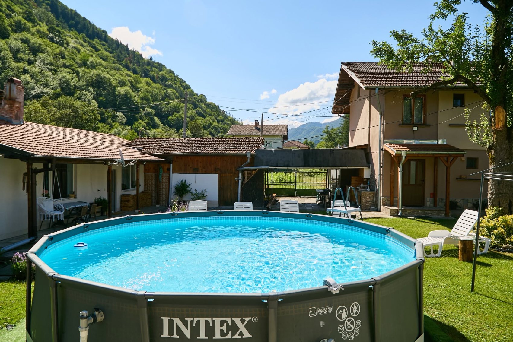 Басейнът с гледка към планината